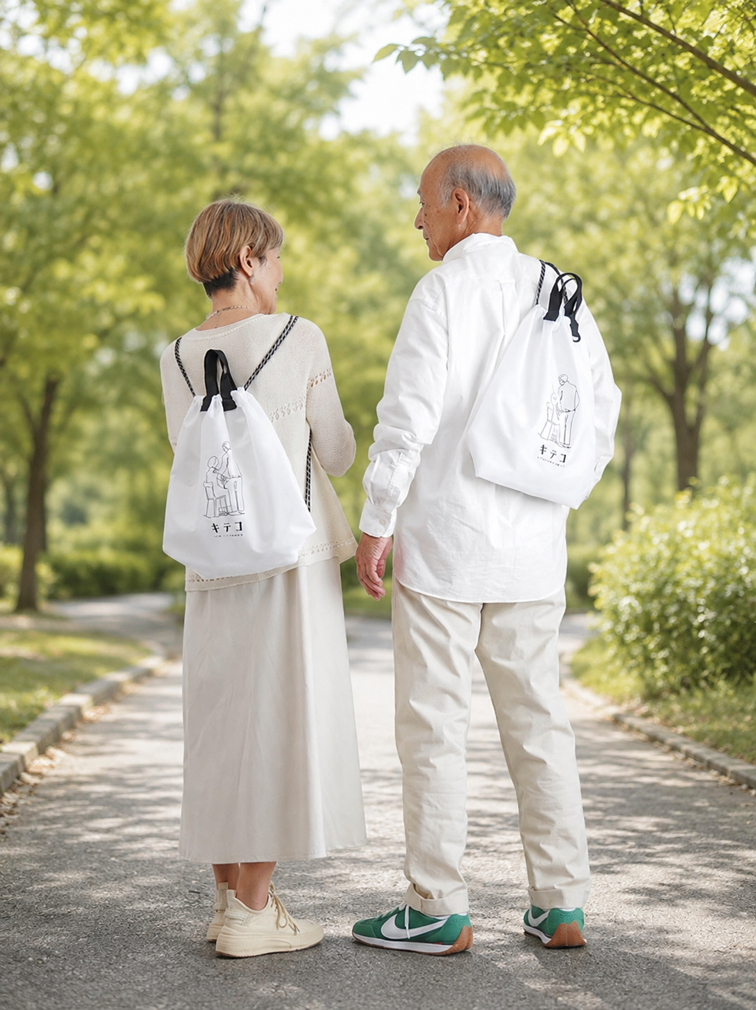 ご夫婦がナップサックを背負って散歩している様子
