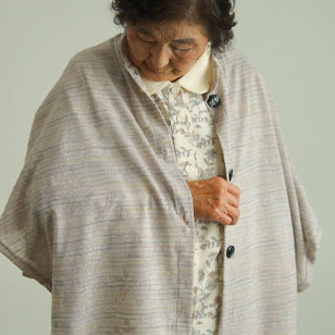 腕を上げずに着脱可能