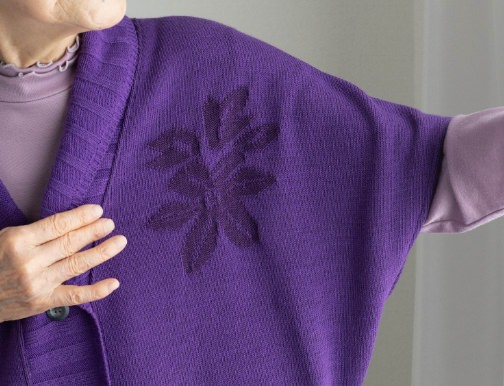 胸元に花模様透かし編みデザイン